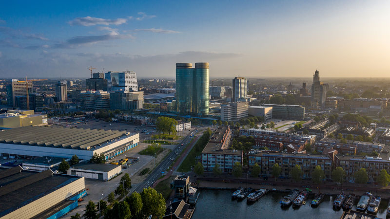 Skyline van Utrecht, gezien vanaf de kant van de Jaarbeurs. Naast de torens van de Rabobank zie je rechts op de achtergrond de bestaande bebouwing bij de Jan van Foreeststraat.