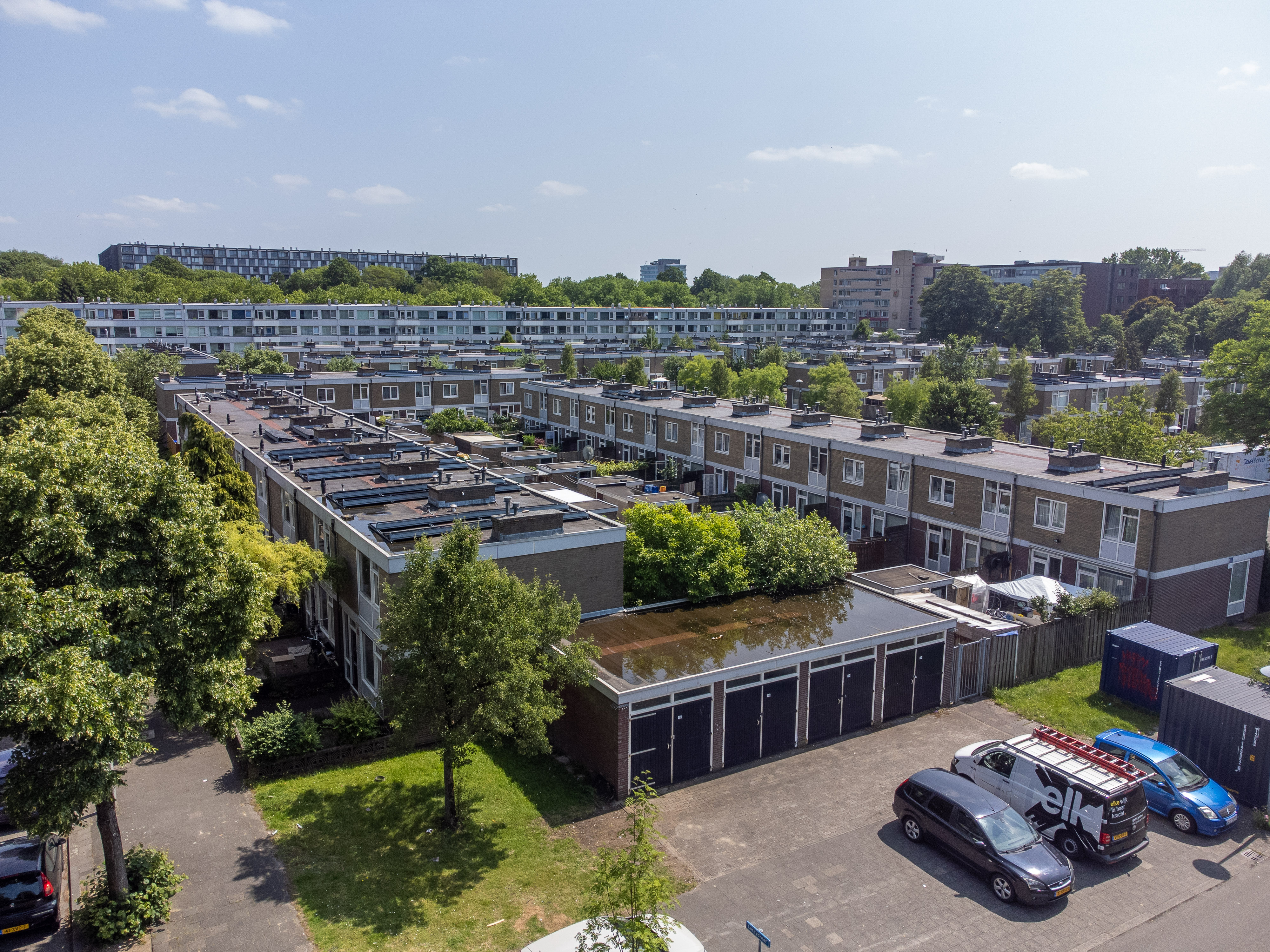 Luchtfoto met garageboxen van Woonin
