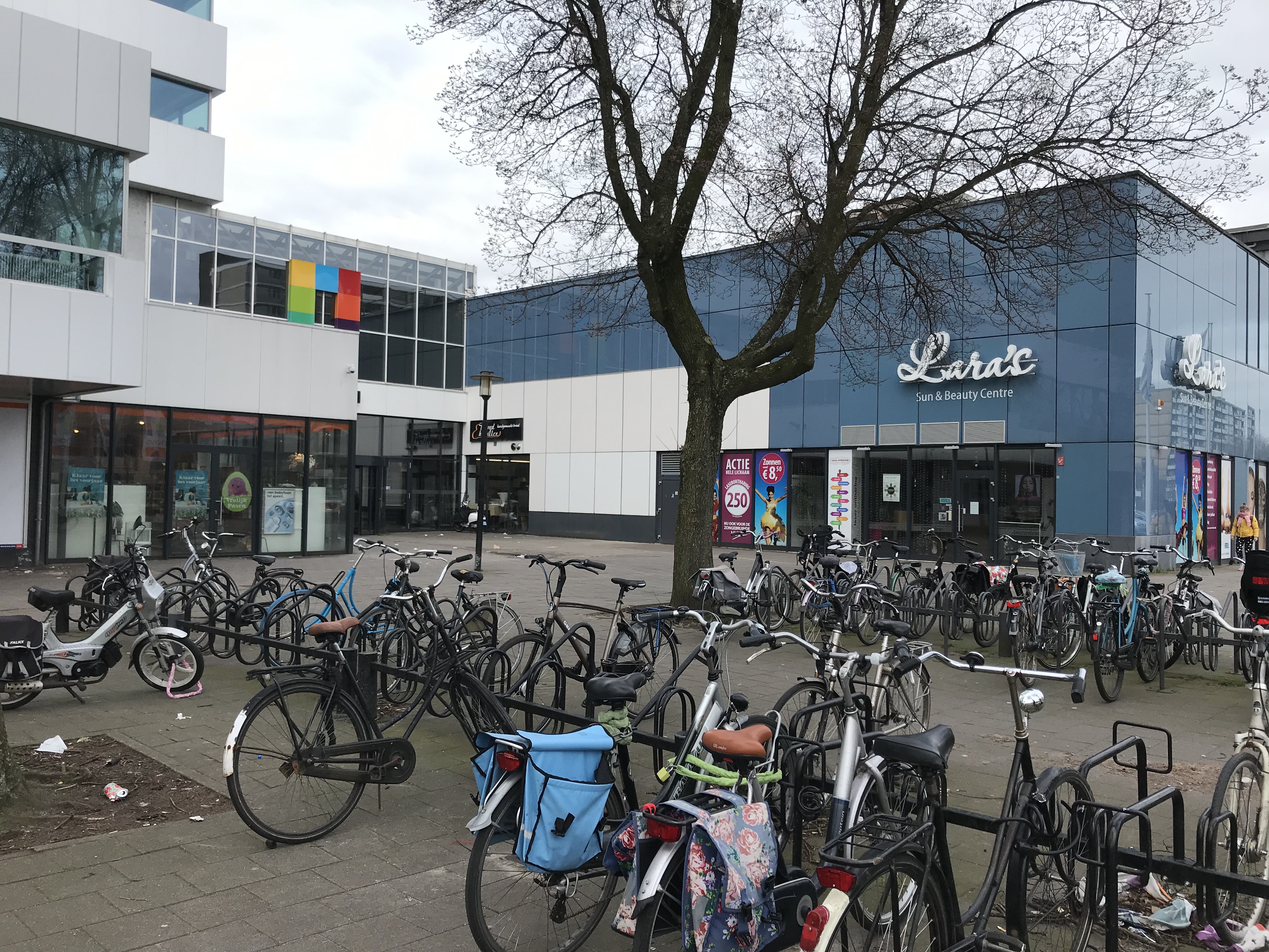 Foto winkelcentrum ingang Beneluxlaan