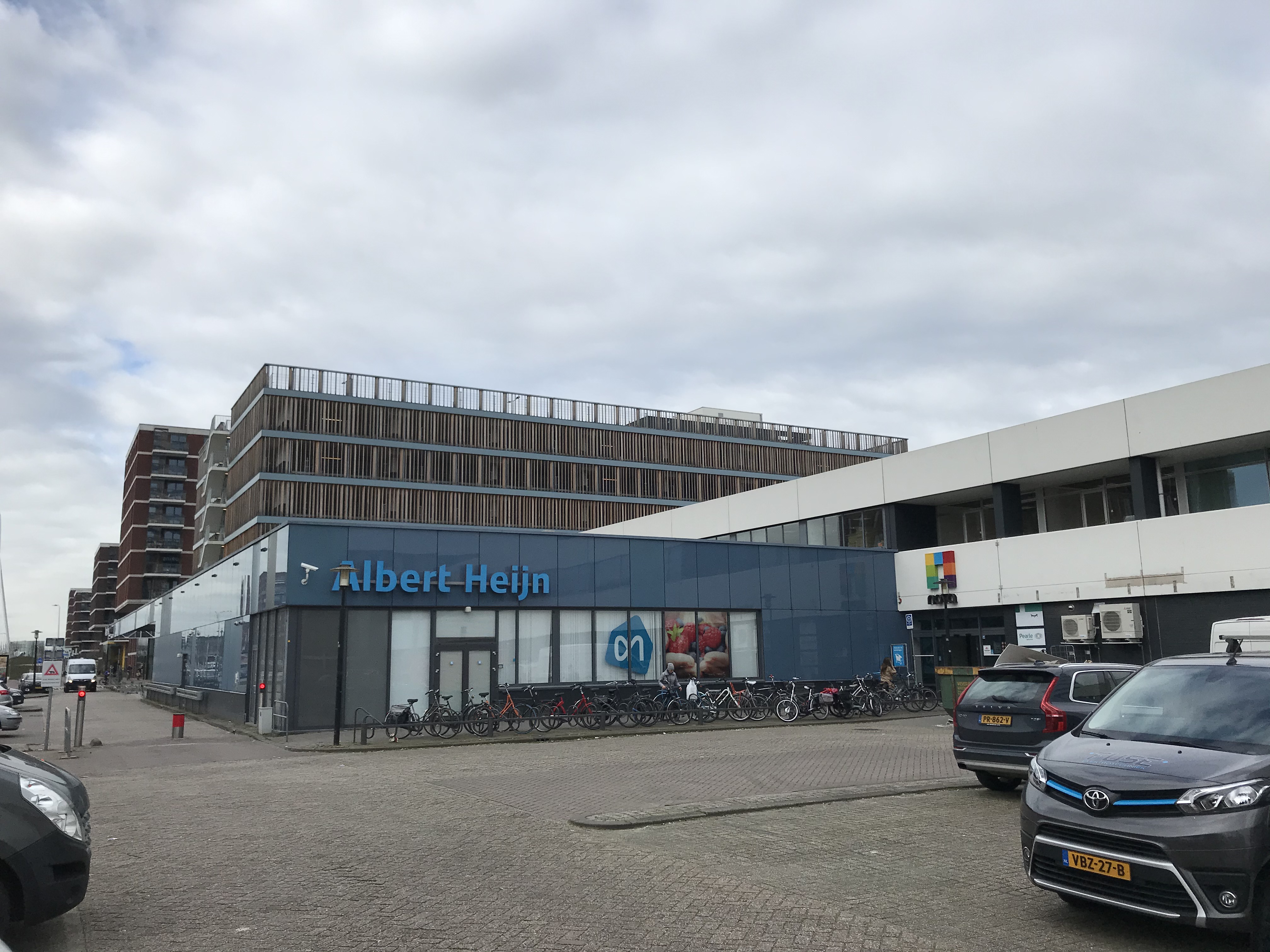 Foto ingan winkelcentrum en supermarkt Albert Heijn aan de Churchilllaan
