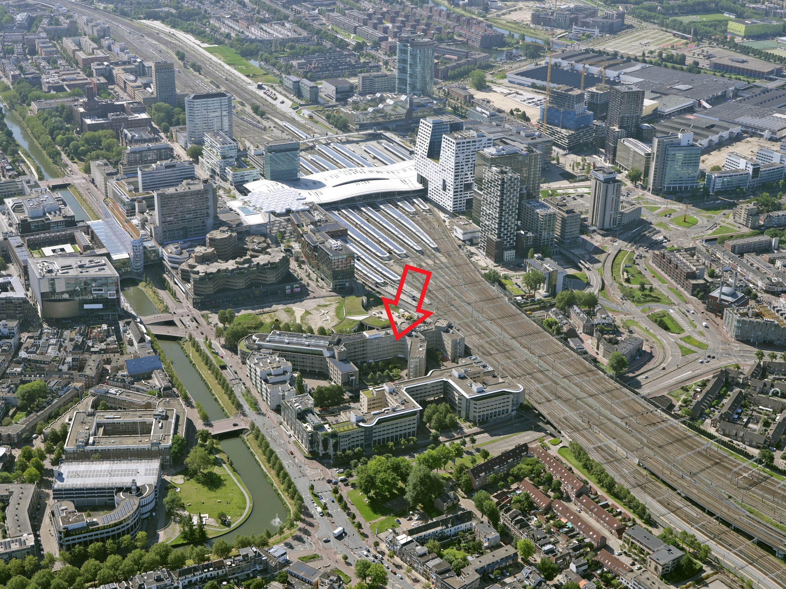 Luchtfoto van het gebied met bij de rode pijl Smakkelaarsburgt