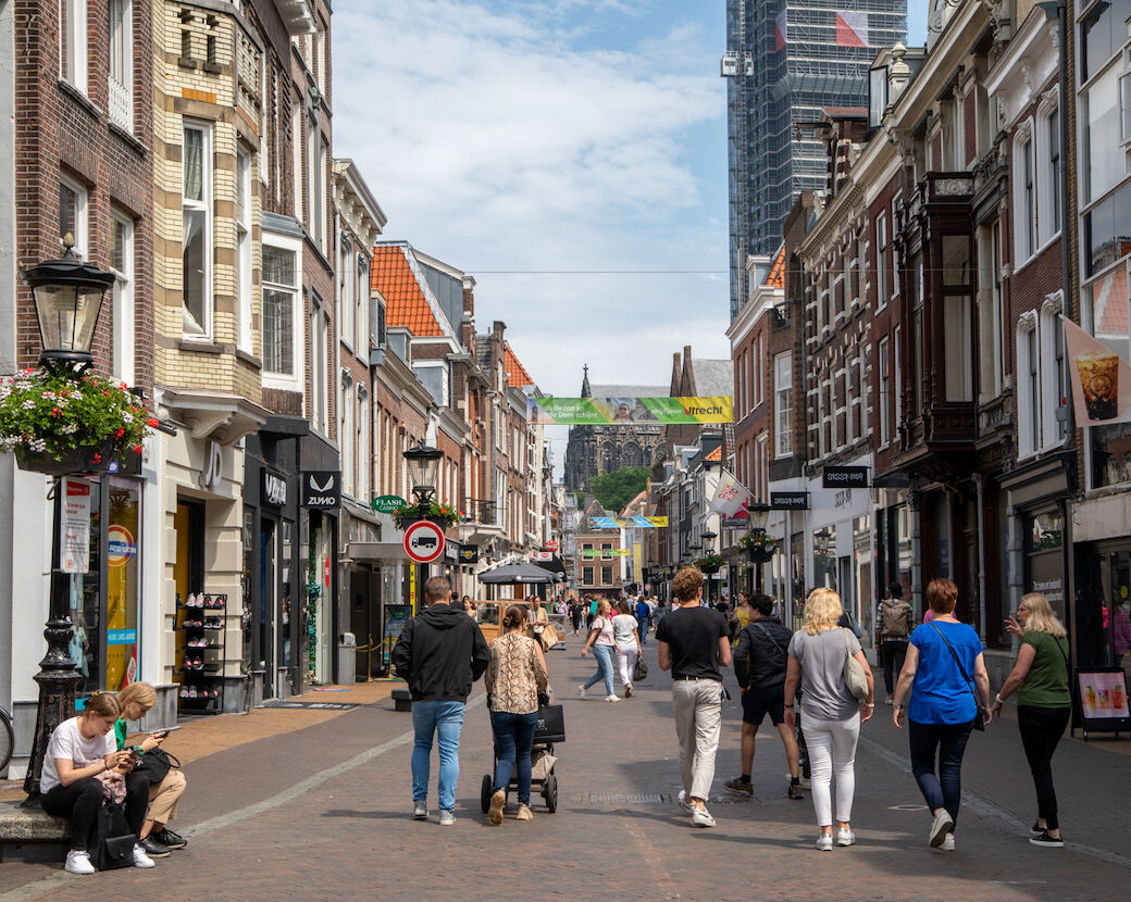 Zomers geklede mensen in een van de winkelstraten van de binnenstad.