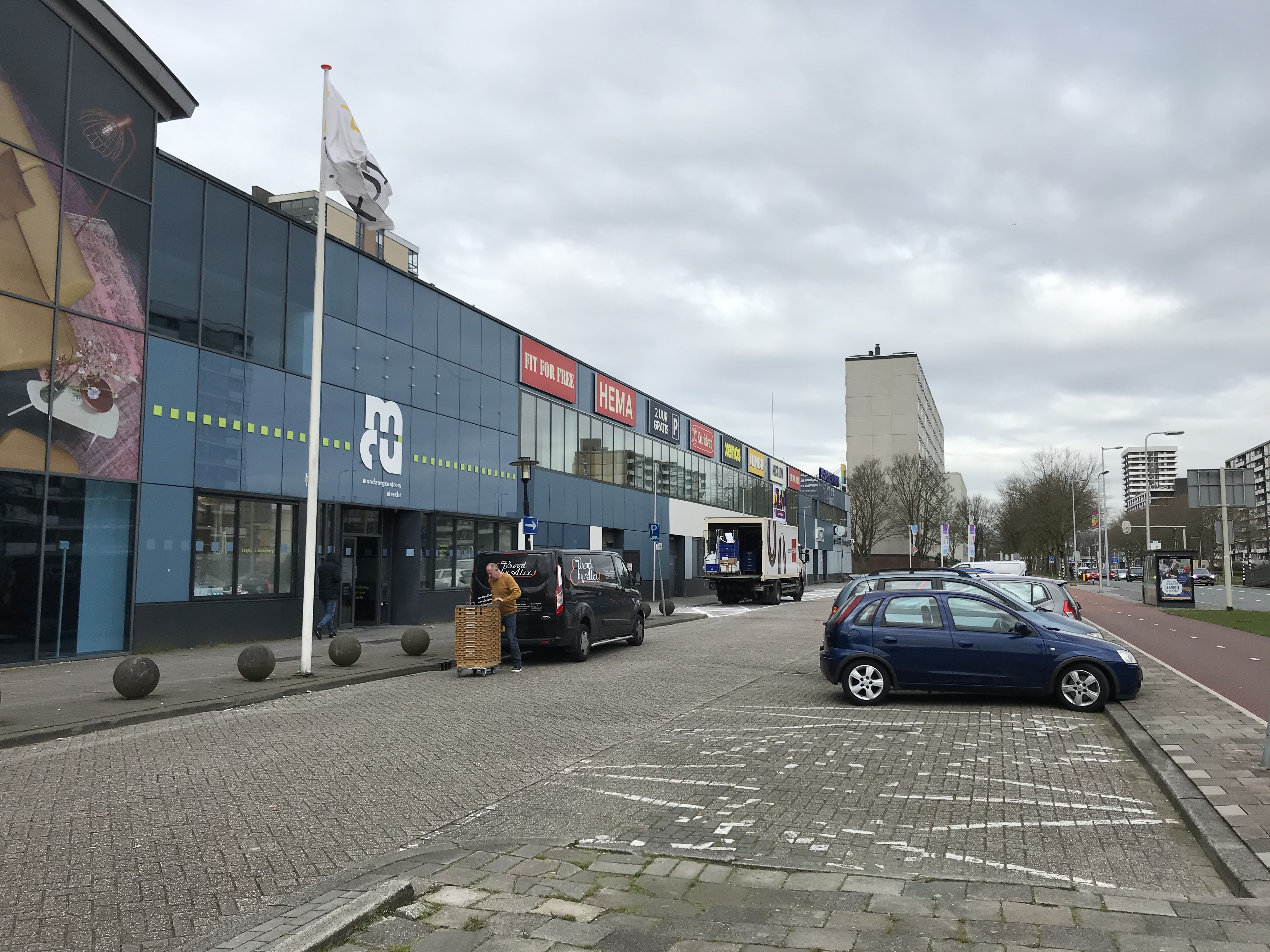 Foto gevel winkelcentrum Nova aan Beneluxlaan