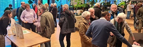 Foto van bezoekers van de informatiemarkt 2024