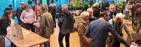Foto van bezoekers op de informatiemarkt in 2024