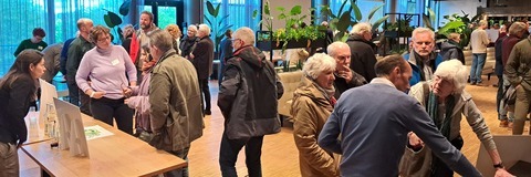 Foto met bezoekers van de informatiemarkt in 2024
