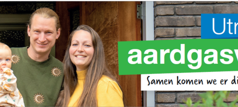 Een gezin staat voor de voordeur. Daarnaast staat de tekst: Utrecht aardgasvrij, samen komen we er dichterbij. 