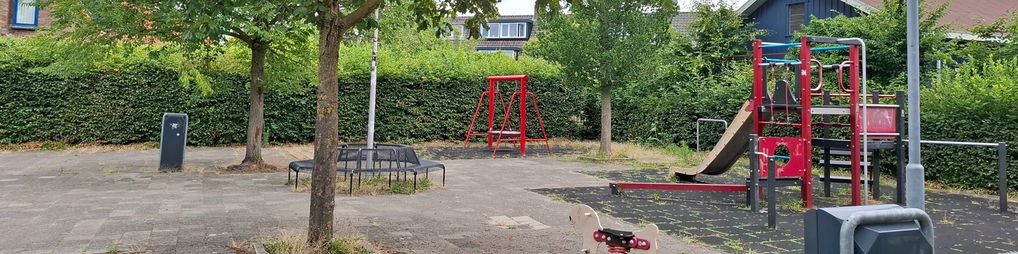 Speelplek wattlaan met de schommel, klimrek met glijbaan, veerwip