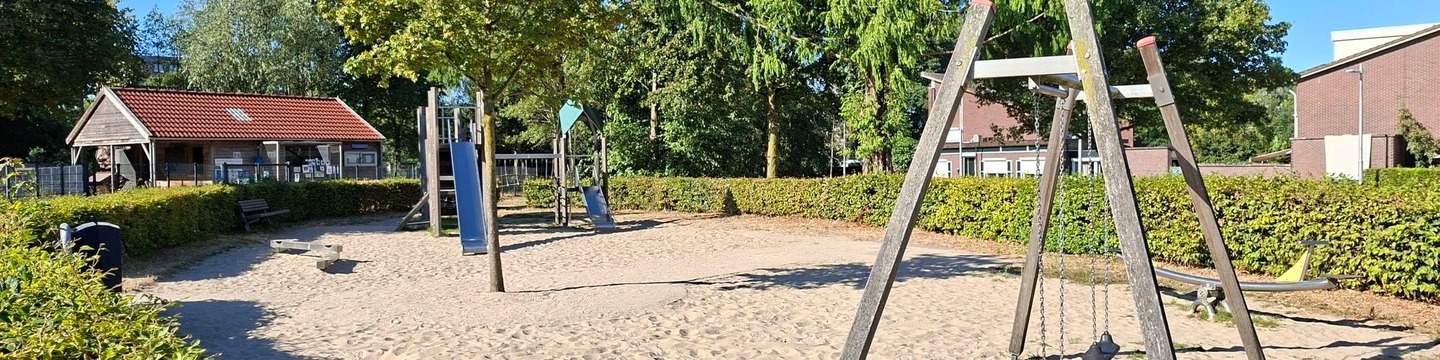 huidige speeltuin in het park