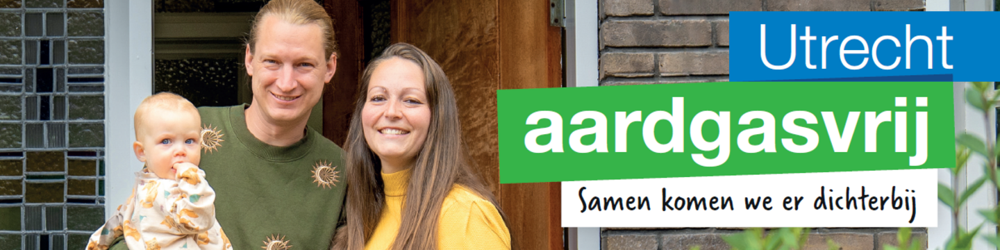 Een jong gezin staat voor de deur. Naast het gezin is de tekst 'Utrecht aardgasvrij, samen komen we er dichterbij' te zien