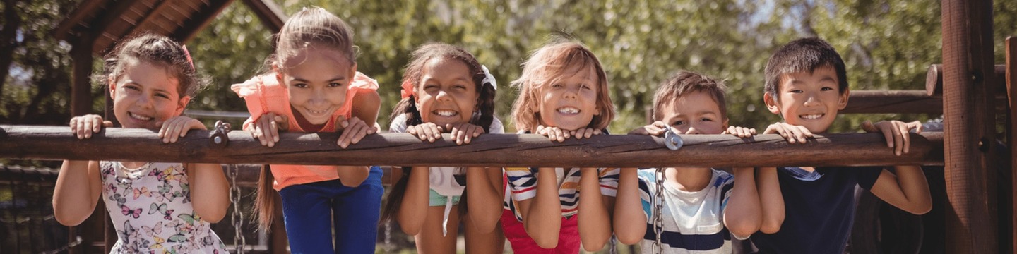 Kinderen op een speelbrug 