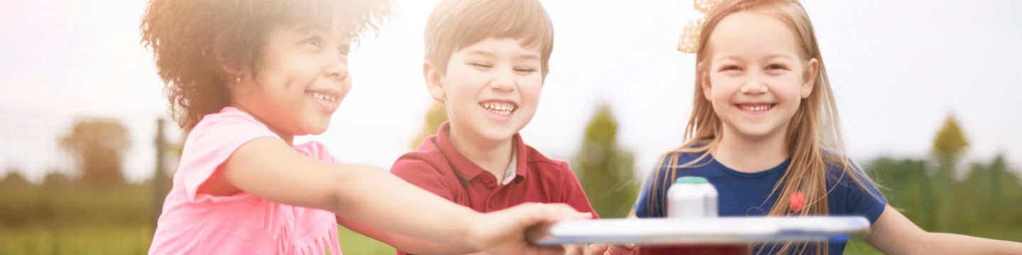Kinderen spelend in een draaitoestel