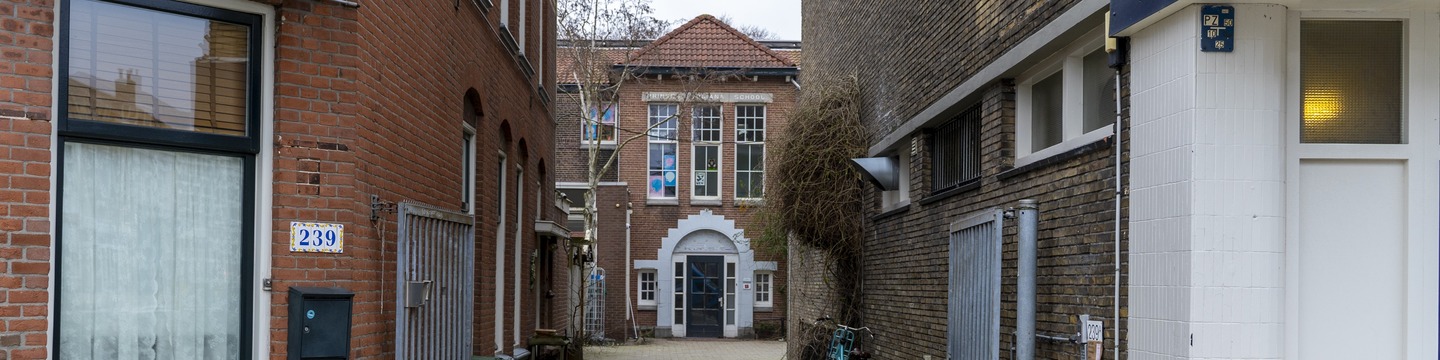 Voorkant Julianaschool en de steeg met oorspronkelijke gevel uit 1914
