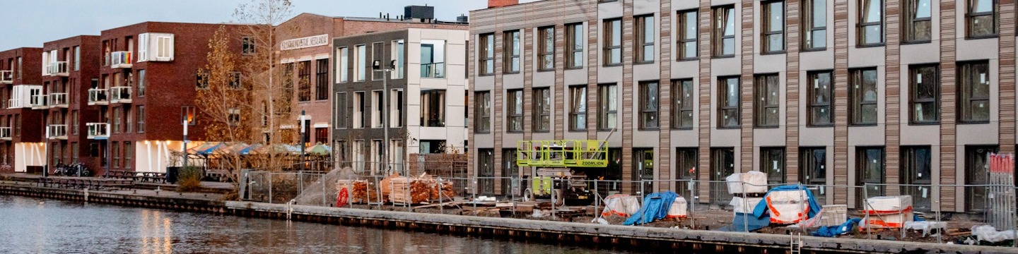 De aanbouw van het nieuwe, modulaire wooncomplex BEFU in de Utrechtse wijk Hoograven