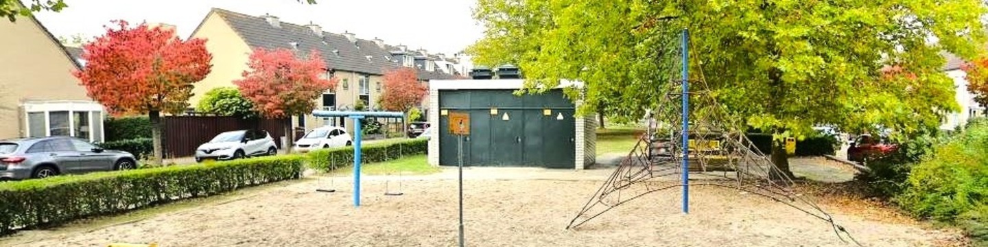 zijaanzicht speelplek met de schommels en klimnet