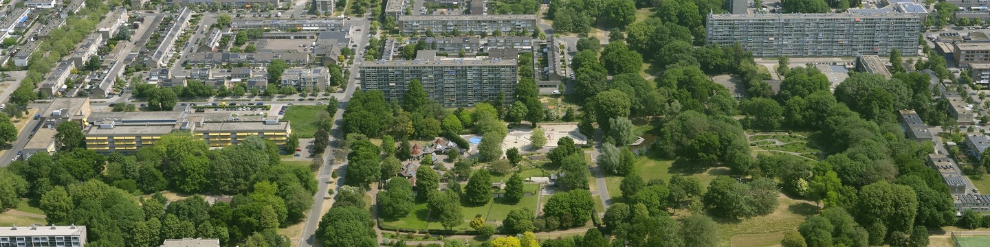 Luchtfoto met links Rosendael en rechts park De Gagel