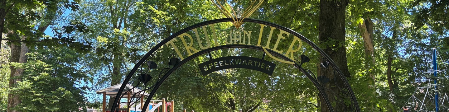 Poort bij de speelplek in het Wilhelminapark