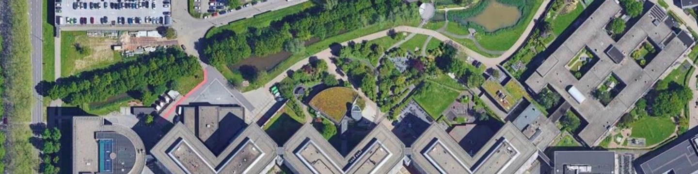 Luchtfoto van de huidige gebouwen en parkeerplaats