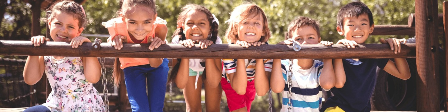 Kinderen op houten speelbrug