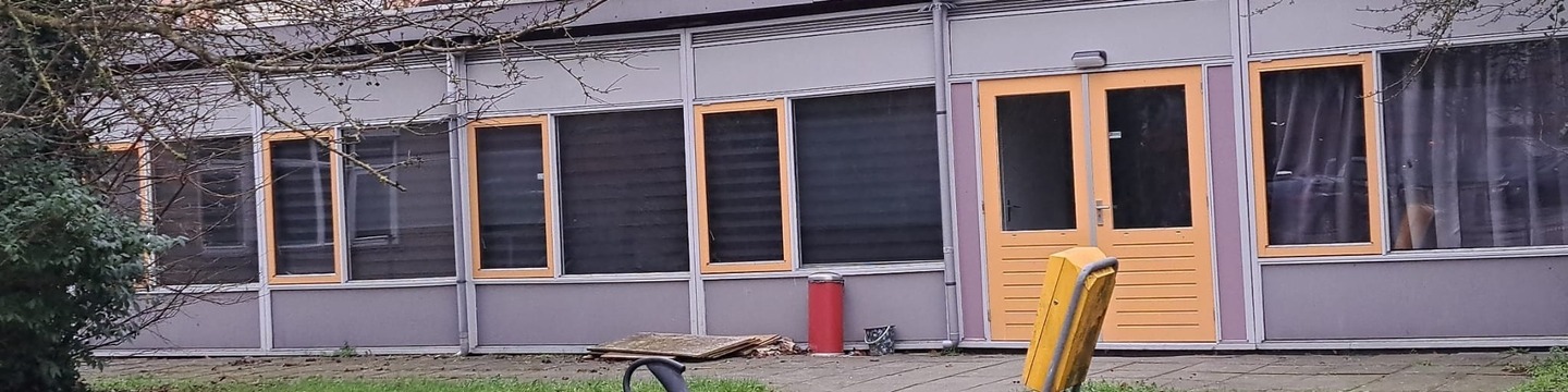 De voorkant van het huidige gebouw van de jongerenhuiskamer