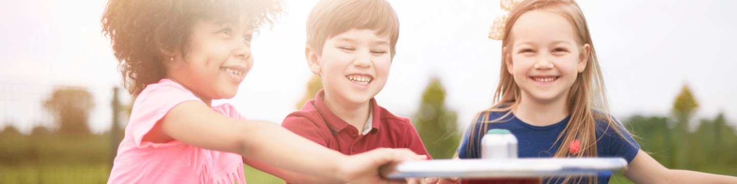 Kinderen spelend op een ronddraai speeltoestel