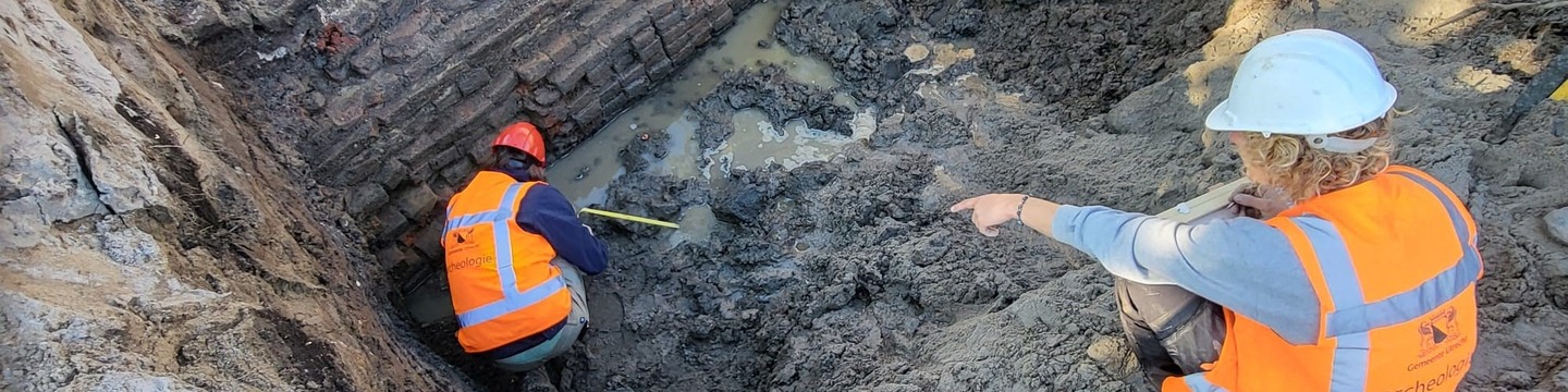 2 archeologen aan het werk tijdens een opgraving