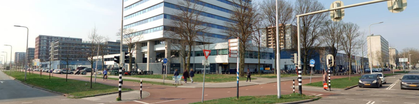 Winkelcentrum Nova Kanaleneiland gezien vanaf de hoek Churchilllaan en Beneluxlaan