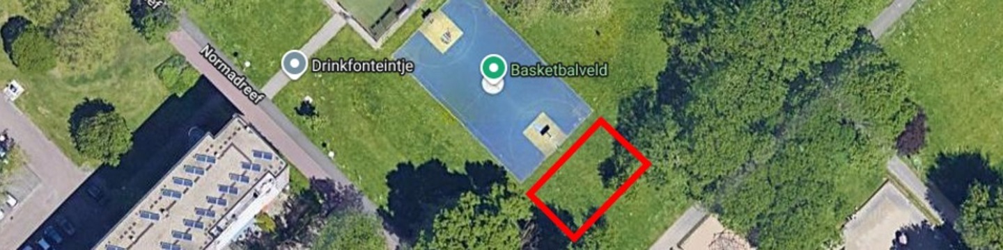 bovenaanzicht locatie nieuwe sporttoestellen aan Normadreef, naast basketbalveld