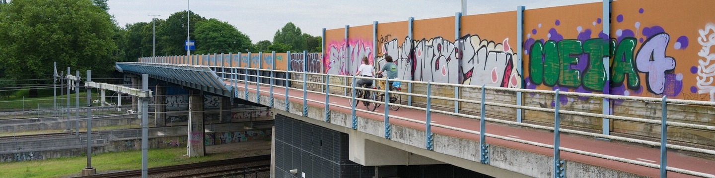 Foto van het fietspad langs de Waterlinieweg, met twee fietsers. 