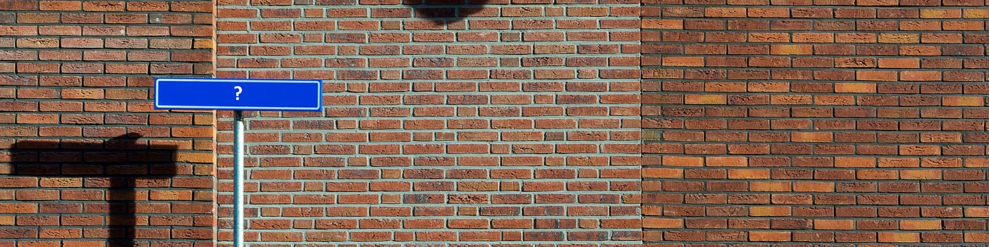 Foto van een leeg straatnaambord met vraagteken erin