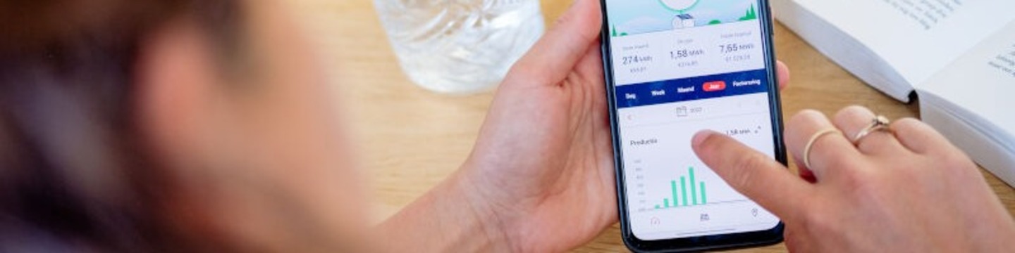 vrouw bekijkt grafiek op telefoon
