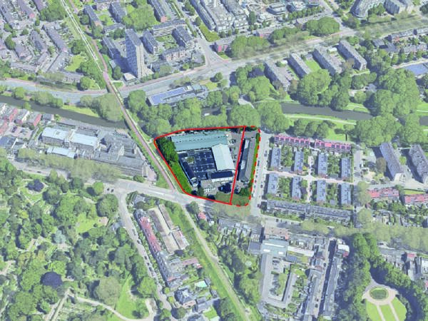 Luchtfoto van de Koningsweg en Oosterspoorbaan met het terrein Koningsweg 2 geel gearceerd.