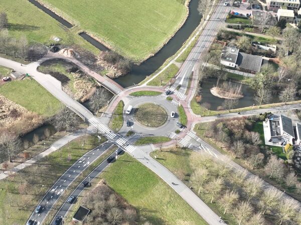Luchtfoto van de rotonde op de Hindersteinlaan. 