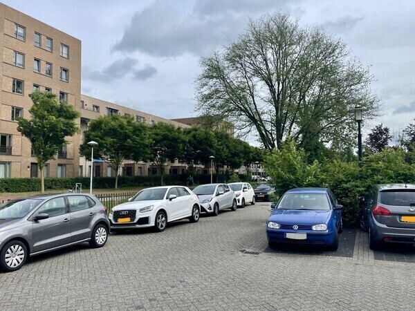 Foto van het parkeerterrein aan de Aidadreef