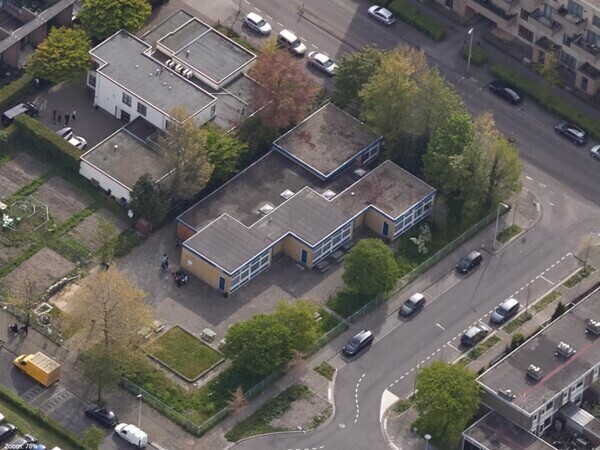 Een luchtfoto van buurthuis Burezina aan de Jeanne d'Arcdreef
