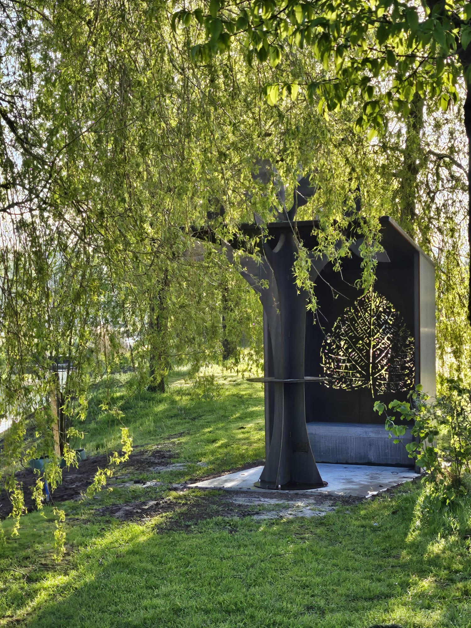Voorbeeld jongerenplek in het groen, met natuurlijke vormen