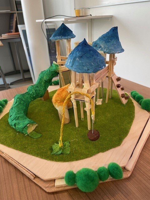 Maquette 3: Speeltoestel met klouterbrug, touw, kronkelglijbaan, brug en 3 punt torentjes
