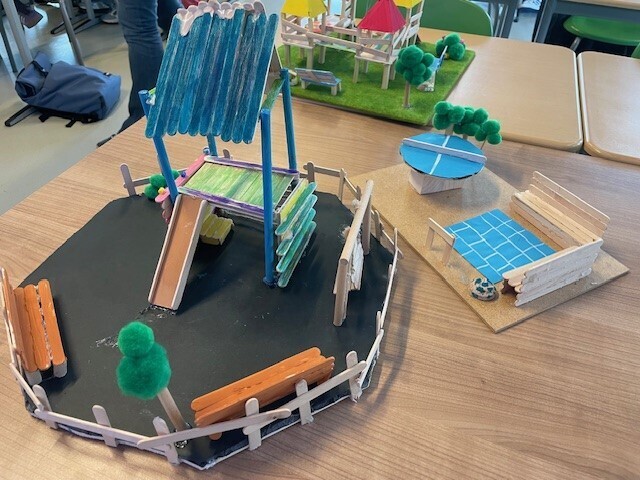 Maquette 2: huisje met een glijbaan, bankjes en een chill plek