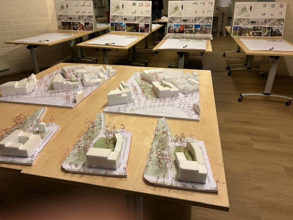 Modellen voor de bouw van woningen. Inwoners en andere belanghebbenden konden meedenken over de mogelijkheden. Foto genomen vlak voor een van de inspraaknbijeenkomsten.