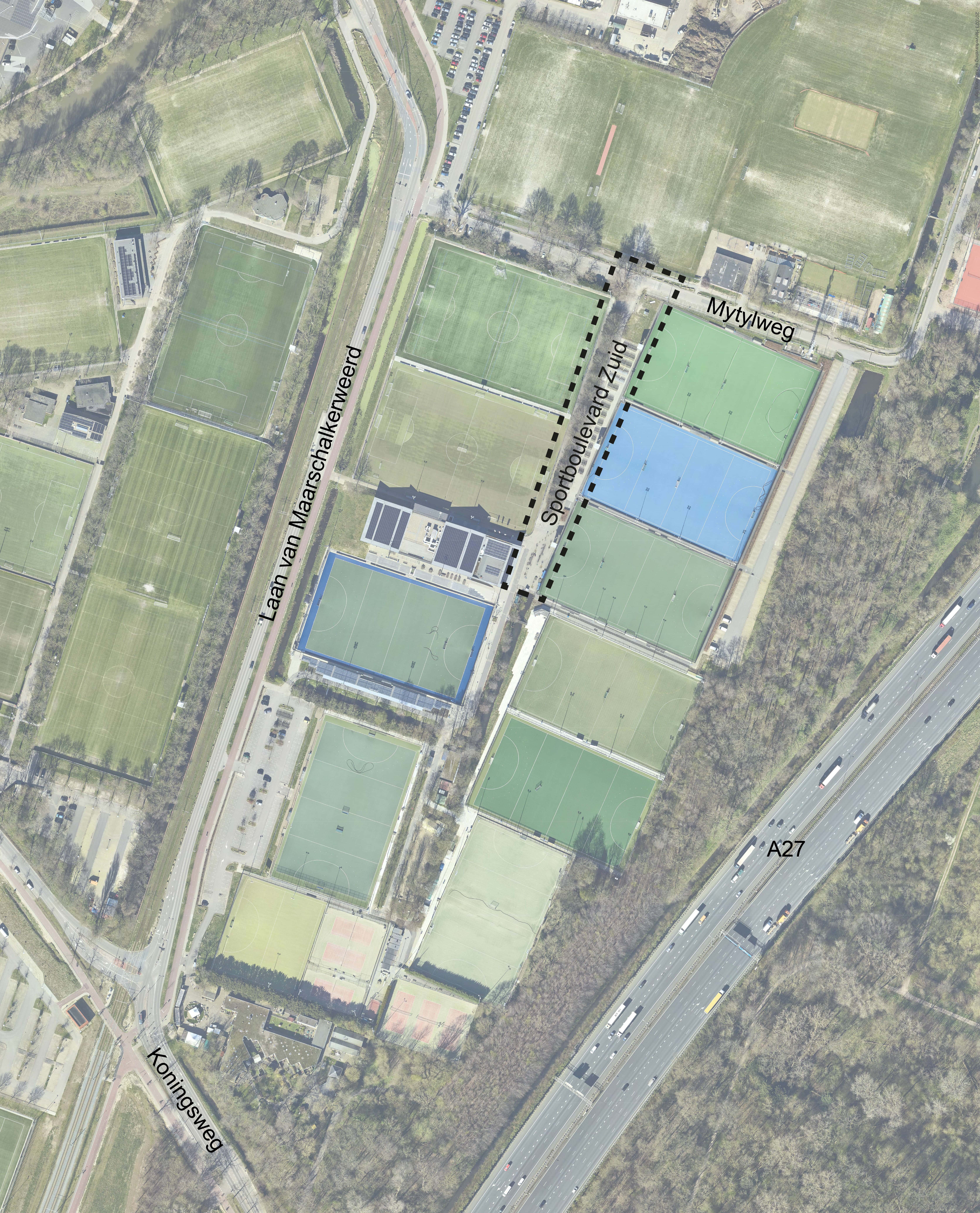 Luchtfoto van de Kampong sportvelden met het eerste deel van de sportboulevard, van de Mytylweg tot het Kampong clubhuis, gearceerd
